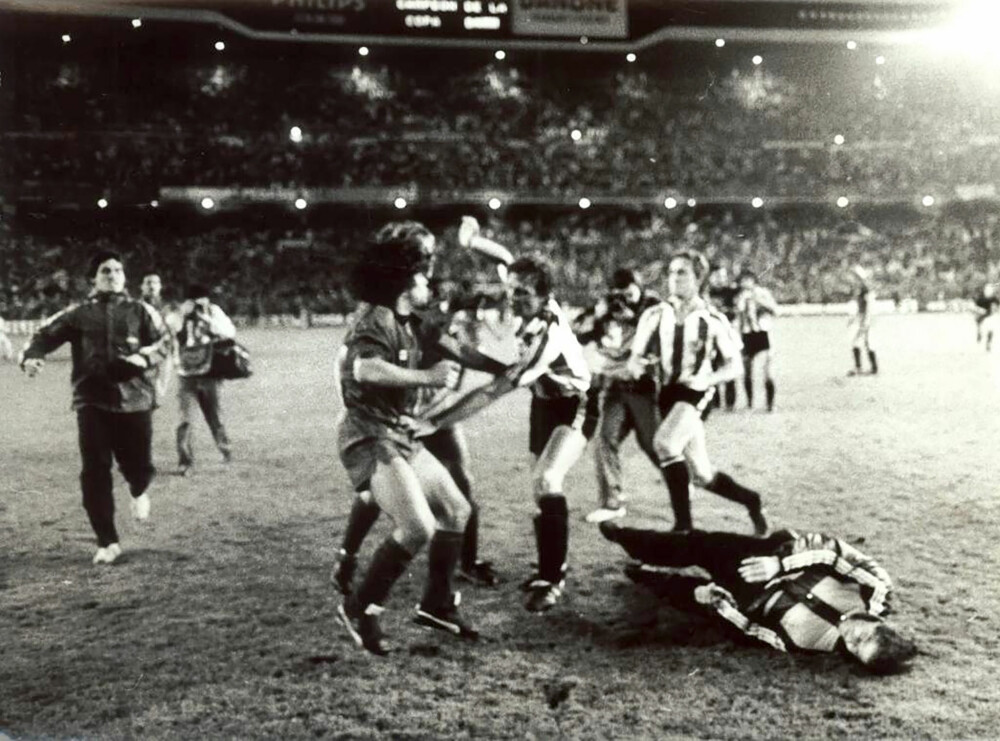 <b><p class="MSONORMAL"><span style="FONT-FAMILY:</b">SLAGET I MADRID: Masseslagsmålet under den spanske cupfinalen i 1984 ble Diego Maradonas siste opptreden i Barcelona. Maradona slo ned tre Bilbao-spillere. </span>
   Foto: <span class="photographer-caption">Twitter</span>
  </p></b>