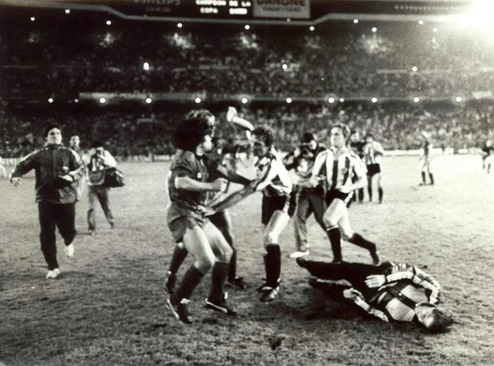 SLAGET I MADRID: Masseslagsmålet under den spanske cupfinalen i 1984 ble Diego Maradonas siste opptreden i Barcelona. Maradona slo ned tre Bilbao-spillere. 
   Foto: Twitter