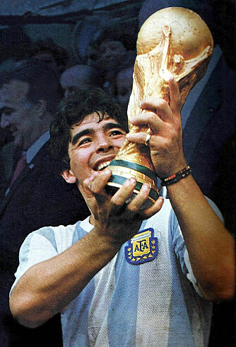 <p class="MSONORMAL" style="">TRIUMFENS ØYEBLIKK: Diego Maradona slik han alltid vil bli husket. Som lagkaptein på verdensmester Argentina i 1986. </p>