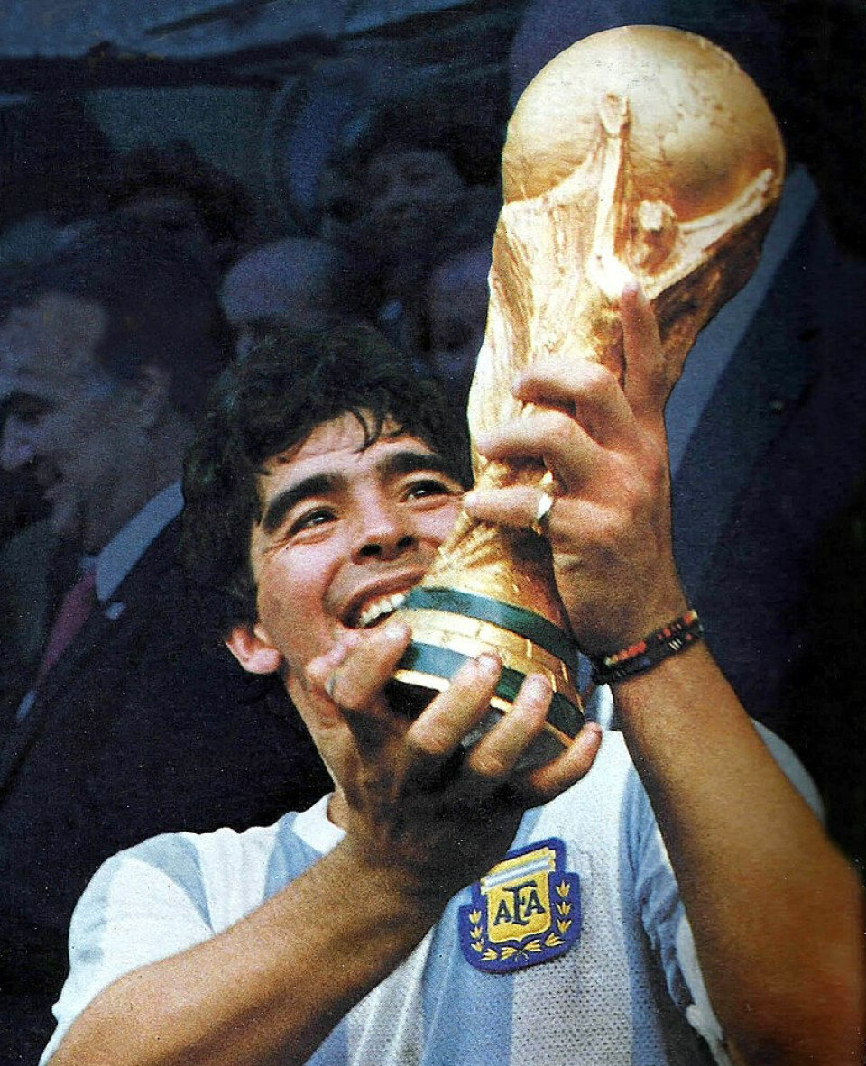 TRIUMFENS ØYEBLIKK: Diego Maradona slik han alltid vil bli husket. Som lagkaptein på verdensmester Argentina i 1986.