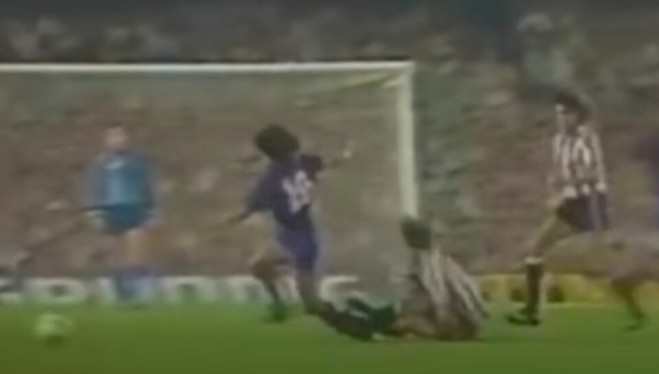 TIDENES VERSTE: Det finnes bare klipp i dårlig kvalitet av den beryktede taklingen til Andoni Goikoetxea på Diego Maradona. Men det er tydelig nok at han ikke gikk etter ballen.