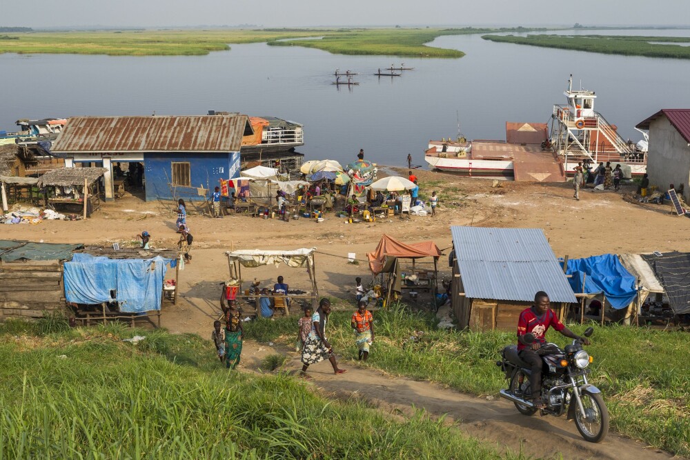 <b>PUNKTERING:</b> Dette er ikke et sted hvor lønninger skal utbetales, men en punktering tvang frem et ufrivillig stopp her ved en av Kongos elver i innlandet. 