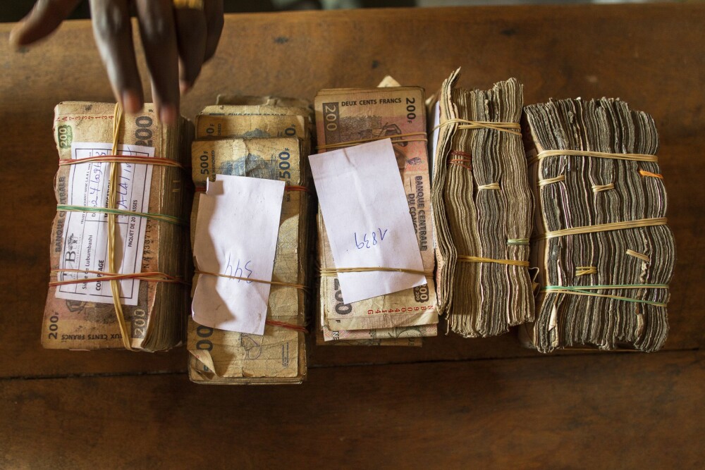 <b>LØNNINGSPOSER I 2021:</b> Bildet minner litt om gamle gangsterfilmer, men slik ser lønningsposene den dag i dag ut i Kongos lite befolkede innland.