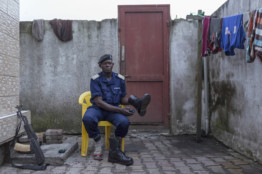 <b>VÆPNET ESKORTE:</b> Richard Kindolo jobber som væpnet vakt for en av bankfilialene i innlandet i Kongo som fremdeles kjører ut lønningene til de statsansatte i regionen. 