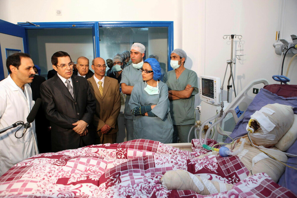 <b>BEGYNNELSEN:</b> Protestene startet da grønnsak­sselgeren Mohamed Bouazizi satte fyr på seg selv. President Ben Ali forsøkte å roe ting ned ved å besøke ham på sykehuset før han døde 4. januar 2011, uten at det stanset protestene.
