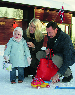 <b>DEBUTEN I BARNEHAGEN:</b> Prinsesse Ingrid Alexandra ble fulgt av mamma Mette-Marit og pappa Haakon til sin første dag i Sem barnehage i Asker i 2006.