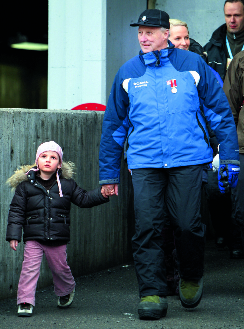 <b>MED BESTEFAR:</b> Prinsesse Ingrid Alexandra og kong Harald på hopprenn i Holmenkollen i 2006.