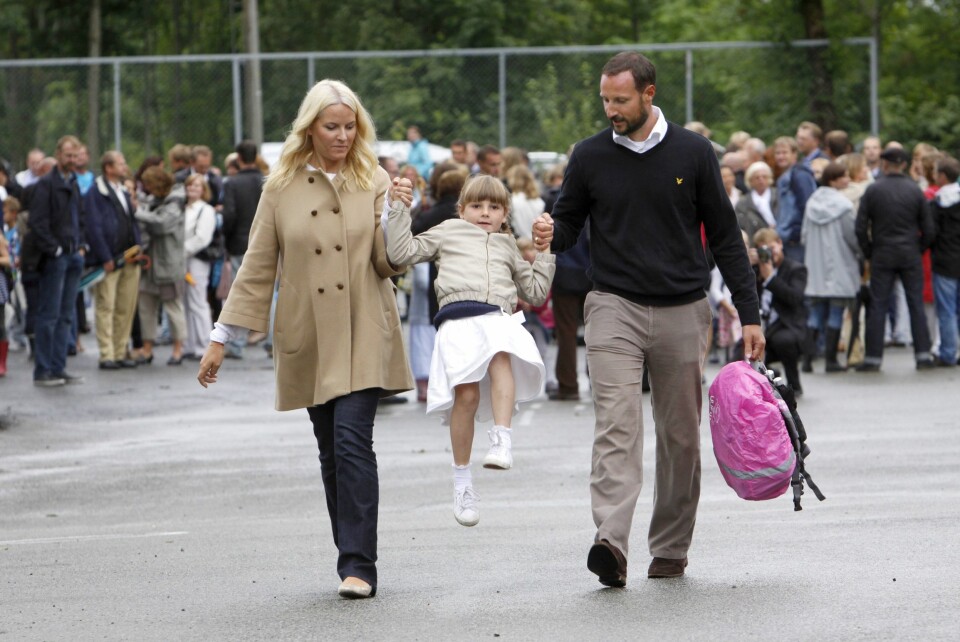 HOPPENDE GLAD: Prinsesse Ingrid Alexandra var i storform da hun sammen med kronprinsesse Mette-Marit og kronprins Haakon ankom første dag på Jansløkka skole. Prinsessen har også gått på Oslo International School og Uranienborg skole.