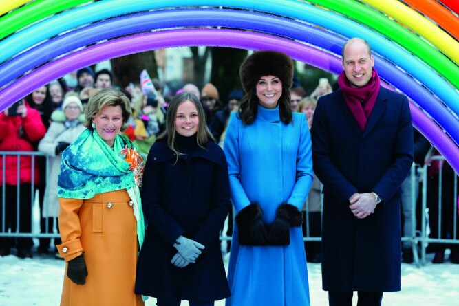 <b>VISTE FRAM PARKEN:</b> Med god hjelp av dronning Sonja guidet prinsesse Ingrid Alexandra hertuginne Kate og prins William rundt i sin egen skulpturpark i januar 2018.