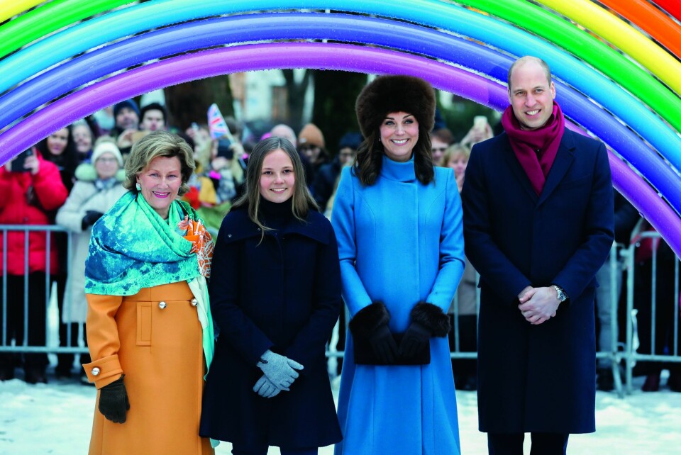 VISTE FRAM PARKEN: Med god hjelp av dronning Sonja guidet prinsesse Ingrid Alexandra hertuginne Kate og prins William rundt i sin egen skulpturpark i januar 2018.