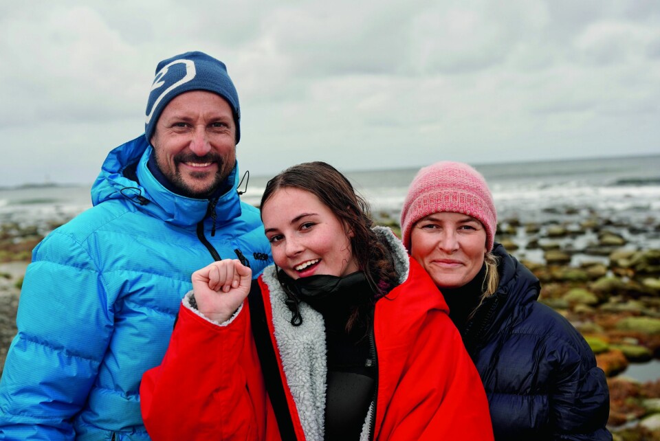 NORGESMESTER: Prinsesse Ingrid Alexandra da hun i fjor vant juniorklassen i NM i surfing. Her sammen med sine stolte foreldre etter triumfen.