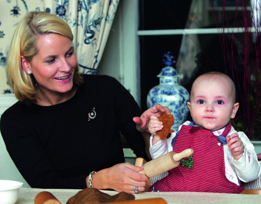PEPPERKAKEBAKST: Prinsesse Ingrid Alexandra og kronprinsesse Mette-Marit hjemme på Skaugum noen dager før Ingrids første julefeiring i 2004.
