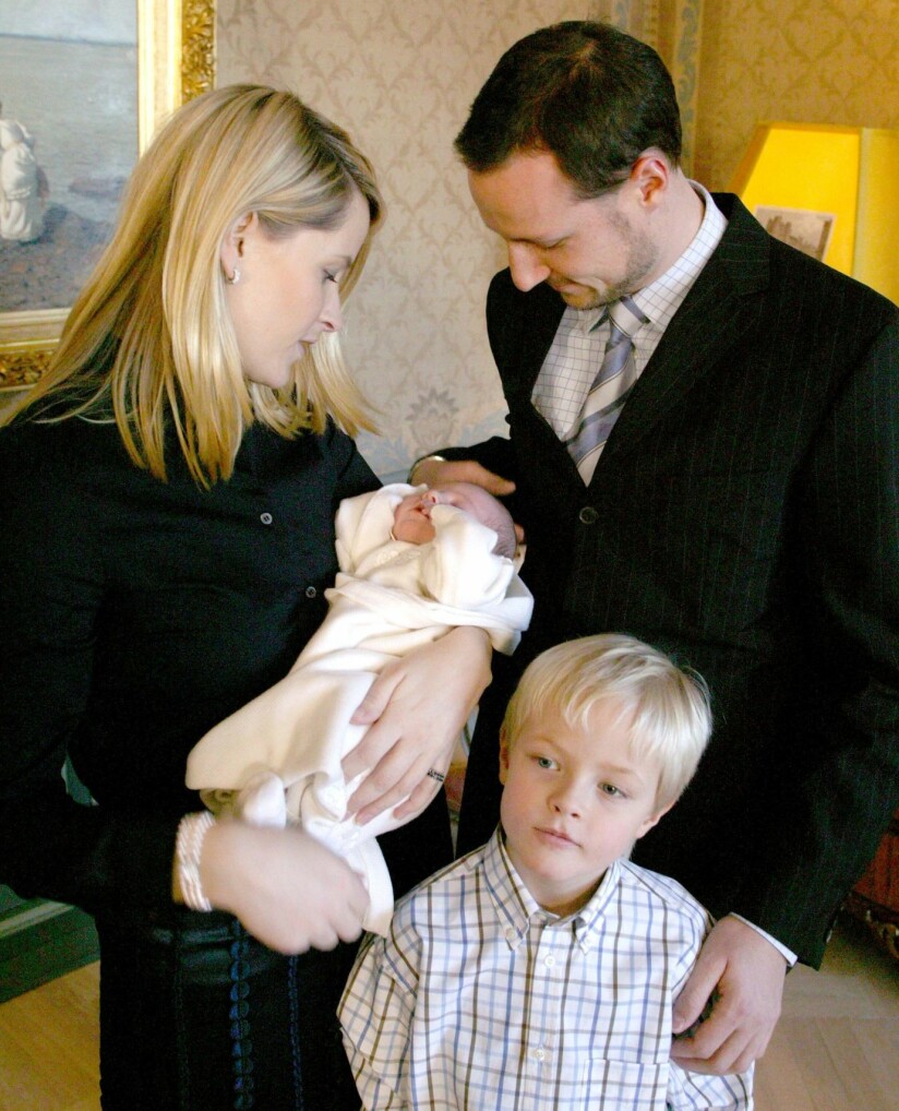NYTT FAMILIEMEDLEM: Kronprinsparet sammen med storebror Marius og en nyfødt prinsesse.