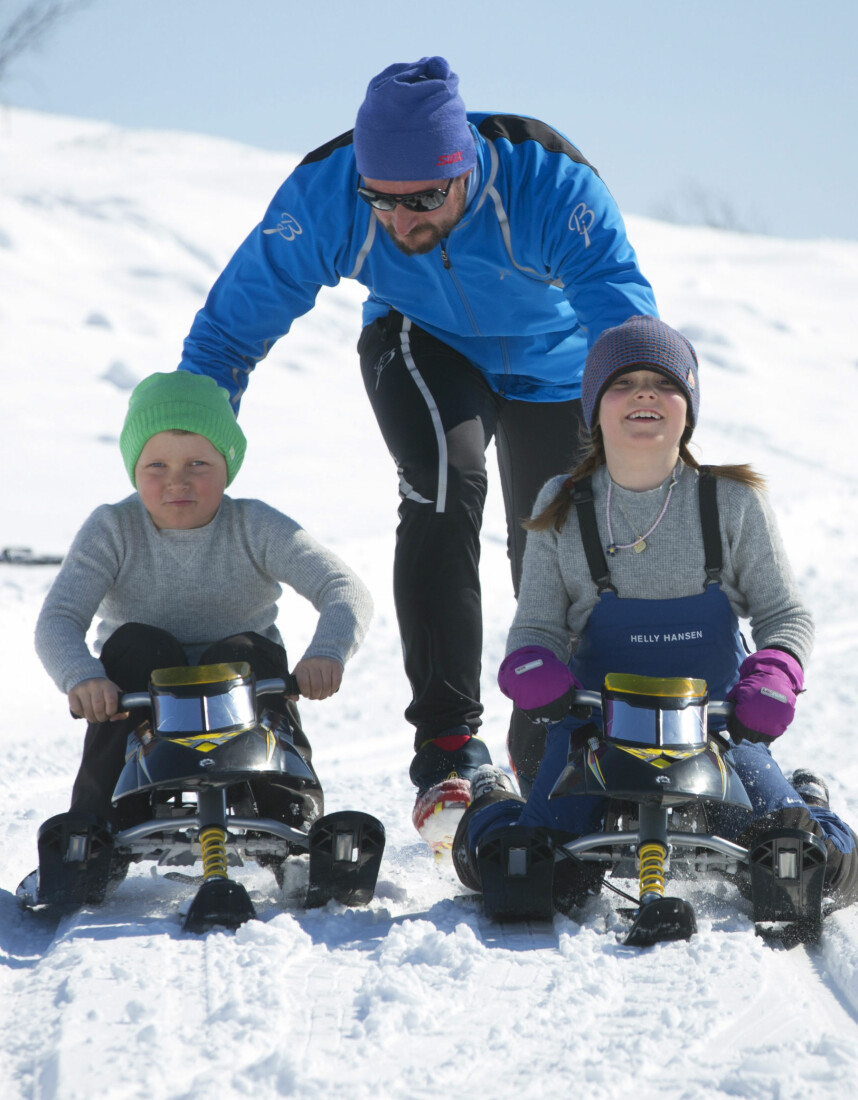 UTE I NATUREN: Prins Sverre Magnus, kronprins Haakon og prinsesse Ingrid Alexandra på Beitostølen i april 2013.