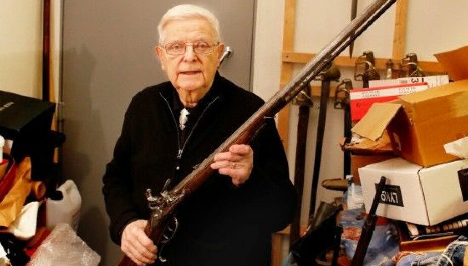 NORGES RÅESTE VÅPENSAMLING: Kurts samling har omfattet tusen historiske våpen. Nå er kvitter han seg med samlingen.. Bildet er fra 2018.