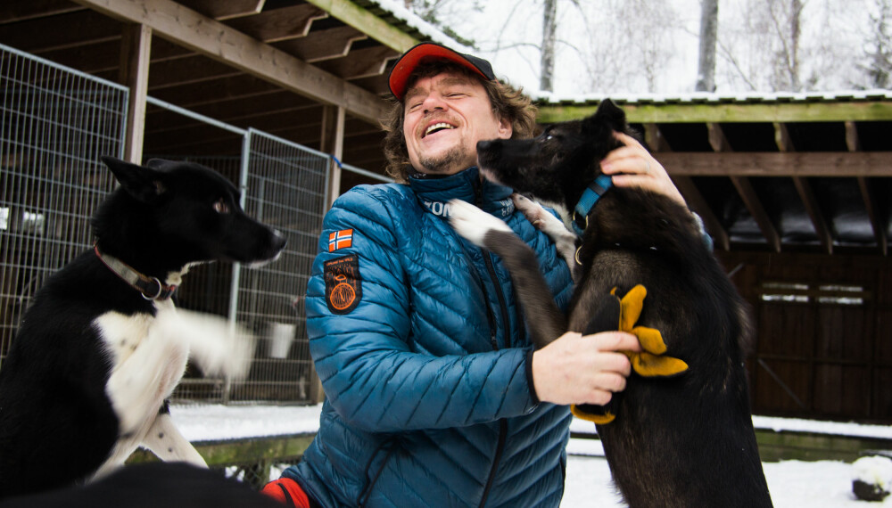 <b>POPULÆR MANN:</b> Det er ikke bare blant TV-seere og turfolk Lars Monsen er populær, men noen av de 26 hundene han har nå liker godt at sjefen kommer innom.