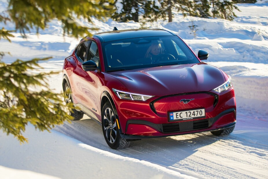 <b>KJØREGLEDE:</b> Den nye Mustang Mach-E gir en nydelig kjøreopplevelse på vinterføre med elektrisk 4WD. 