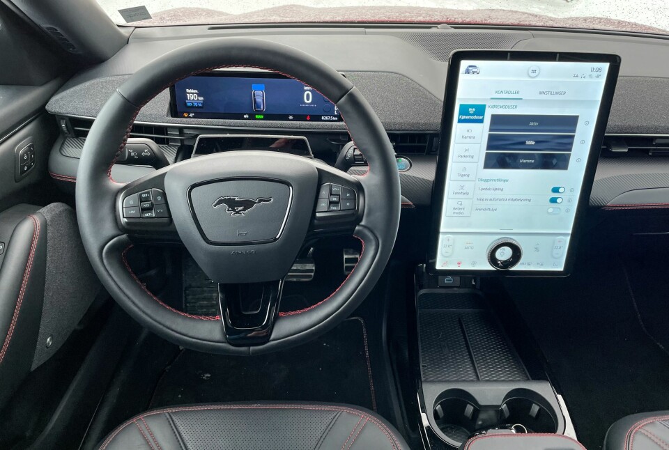 STORSKJERM: Ikke premie for å gjette hvem Ford har tatt etter her, men betjeningslogikken er svært god og vi liker det lille panelet med hovedinfo foran rattet.