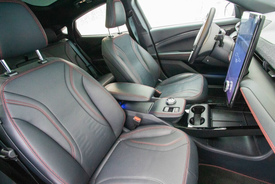 VELLYKKET: Gode plassforhold innvending, og fin materialbruk og kvalitetsfølelse. Bagasjerommet har middels plass.