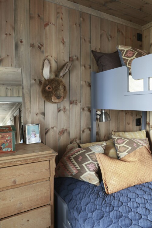 Alfred sitt soverom har en fin blå køyeseng med oppbevaring til leker under, en gamle kommode, dyrehode fra Sprell, puter og sengeteppe fra HM Home, Home &amp; Cottage og Halvor Bakke design for Lama. 