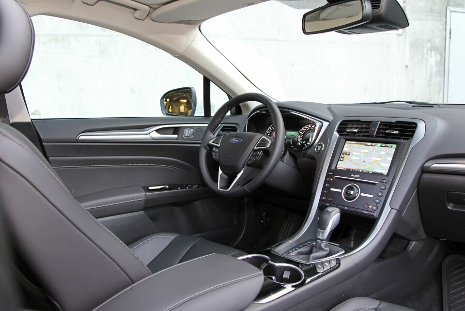 STILLEST: Ford Mondeo har lavt støynivå i kupeen og kjennes generelt velbygd. Noen funksjoner er gjemt bak altfor mange tommeltrykk