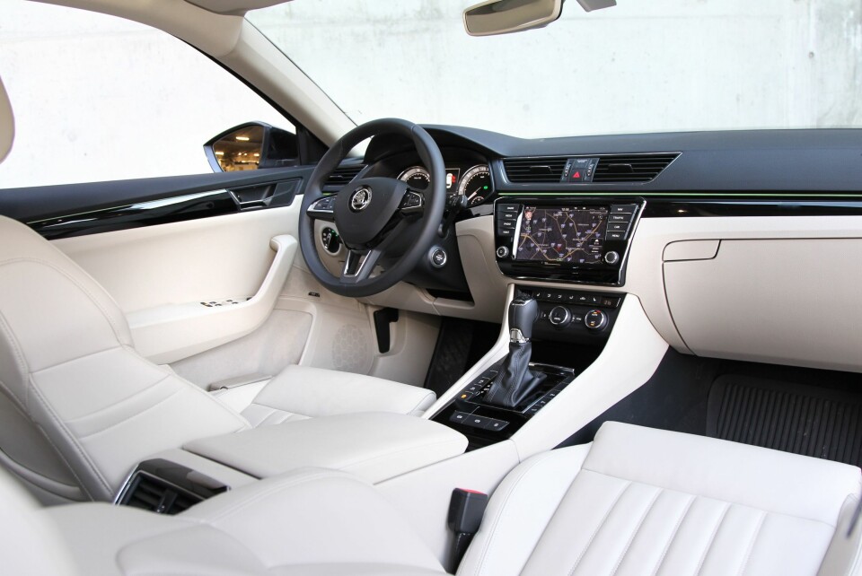 OPPTUR: Det er ikke lenger mulig å merke kvalitetsforskjeller innvendig på en Skoda Superb og en VW Passat. Utstyrsgruppa Laurin & Klement er proppfull av godbiter.