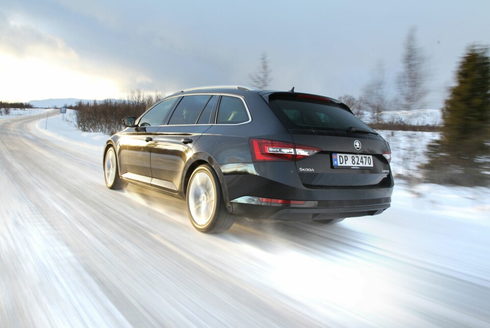 ELEGANT: Skoda Superbs forgjenger var utseendemessig preget av kort front og en enormt lang kupédel. Grunnoppskriften er den samme, men den nye utgavens har former som kamuflerer dette mye bedre.