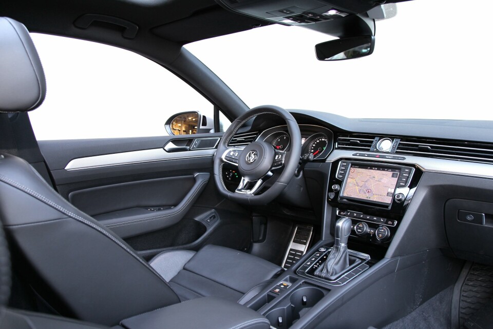 LETTBRUKT: Passat gir på alle områder et lettbrukt preg. VW er dyktige med detaljene, og bare Passat har et ryggekamera som ikke dekkes av skitt og snø.