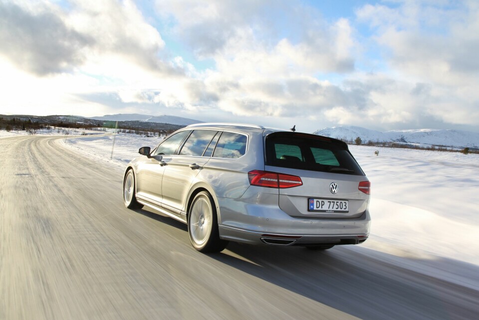 KVASSERE: På veien er VW Passat annerledes enn sin tsjekkiske bror, selv om mange av delene i dem er de samme. Tyskeren er strammere og mer kontant.