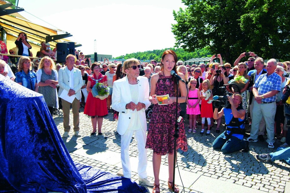 <b>HEDRET:</b> Sara Skorgan Teigen forvalter i dag musikkarven etter sin berømte far. Her holder hun en tale for Jahn under avdukingen av hans statue i hjembyen Tønsberg i 2012. 