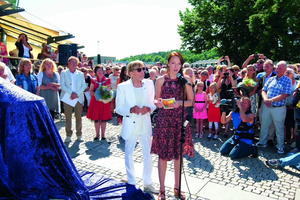 HEDRET: Sara Skorgan Teigen forvalter i dag musikkarven etter sin berømte far. Her holder hun en tale for Jahn under avdukingen av hans statue i hjembyen Tønsberg i 2012.