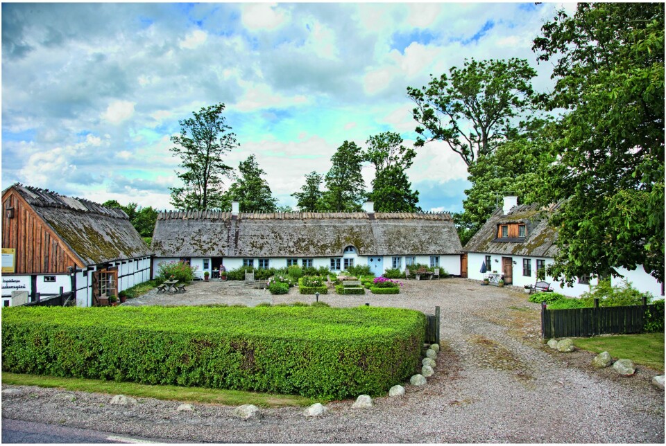 IDYLL: Teigen levde et tilbaketrukket liv på den flotte eiendommen utenfor Ystad i Sør-Sverige. Tomten er på 8,7 mål, og boligen består av tre enheter. En ny kjøper kan bruke stedet i Skåne som fast residens eller feriebolig. Med kun én time til København, og direkteferger til Bornholm og Polen, vil gården virke attraktiv for mange.