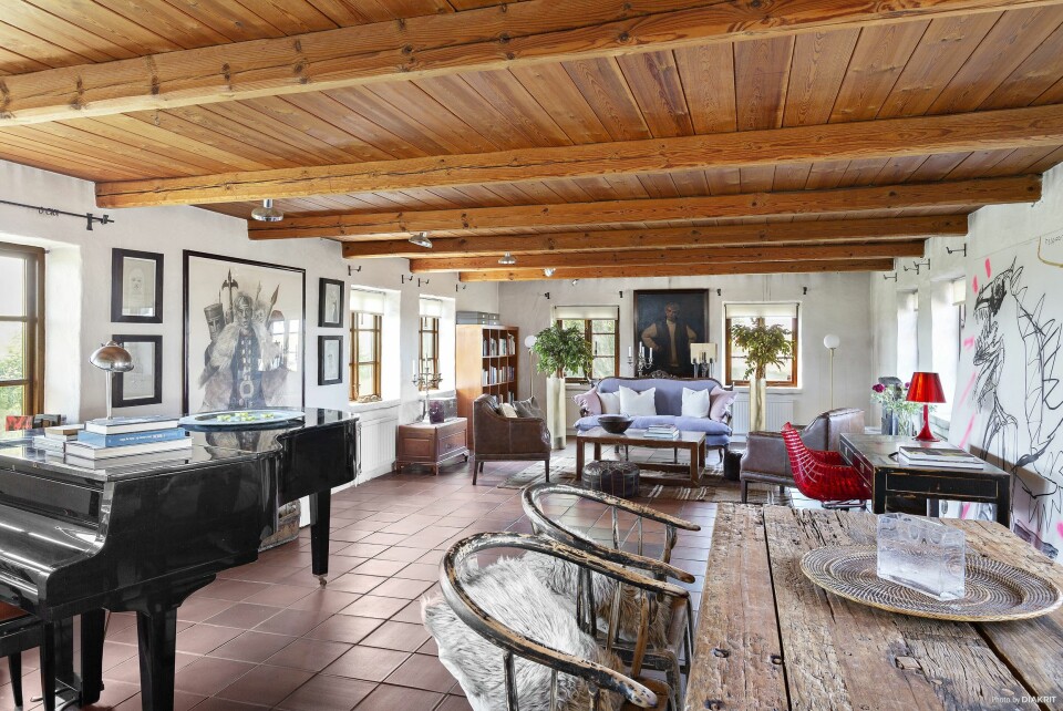 KUNSTINTERESSERT: Teigens stue er lekkert innredet, og viser artistens forkjærlighet for kunst og interiør. Et piano har fått hedersplassen i rommet.