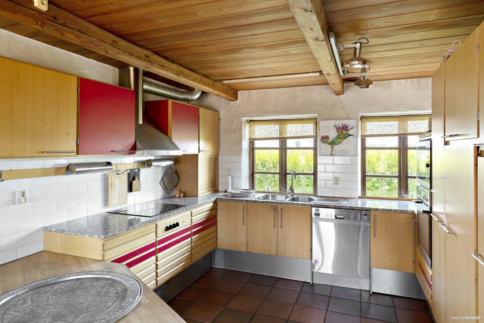 INNBYDENDE: «Kjøkkenet har en tiltalende utforming og innbyr til herlig matlaging for de store middagsselskapene», står det å lese i prospektet.