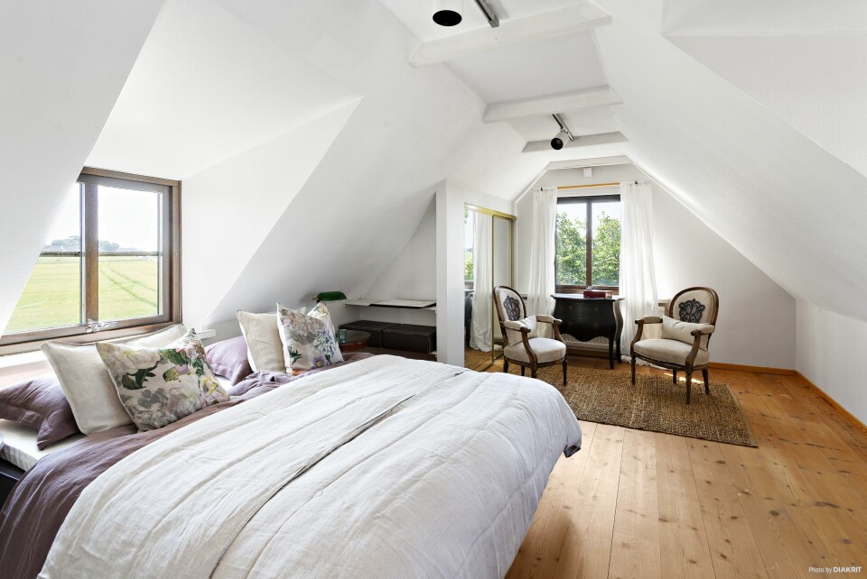 NOK SENGEPLASS: Eiendommen kan skilte med fem soverom, og dette har vakker utsikt over eiendommen.