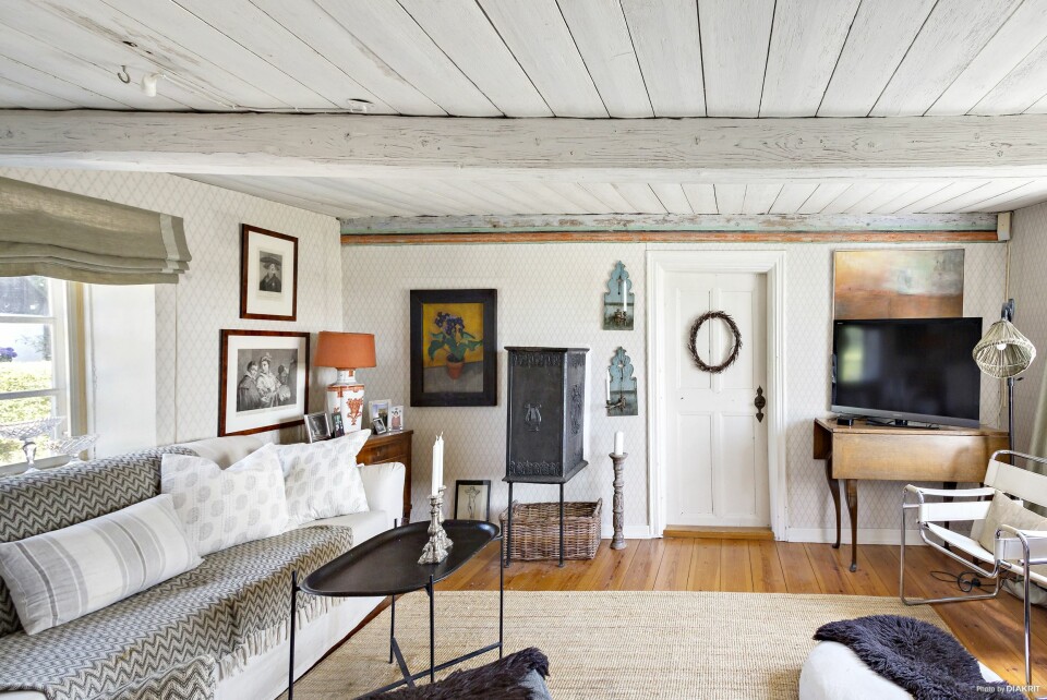 LYS PALETT: Klockaregården har plass til mange gjester. Artisten kombinerte en stram linje med den rustikke sjarmen i dette rommet.