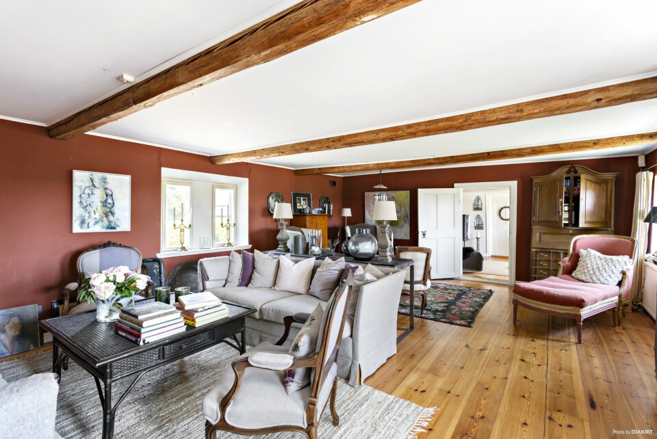 LUN STEMNING: En mørk fargepalett gir denne stuen en lun atmosfære. Mange av Teigens møbler, skatter og inventar kan kjøpes i auksjonen «Fra Jahn Teigens samlinger» i februar.