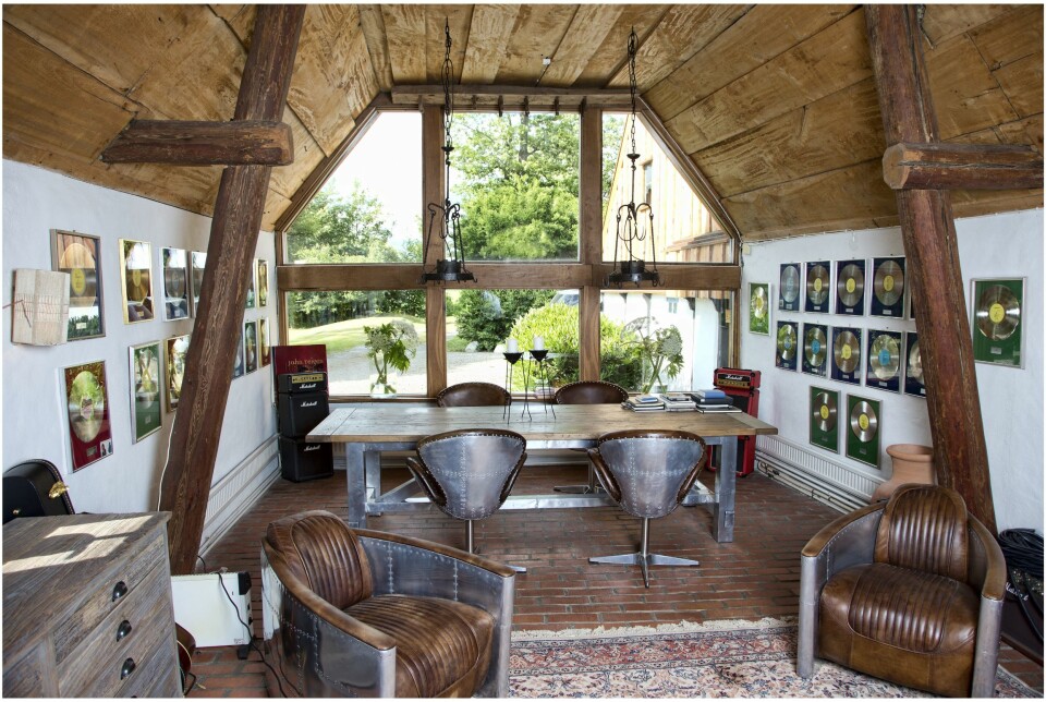 SPESIELT UTTRYKK: Gullplatene på veggen vitner om at det ikke er hvem som helst som har bodd i huset.