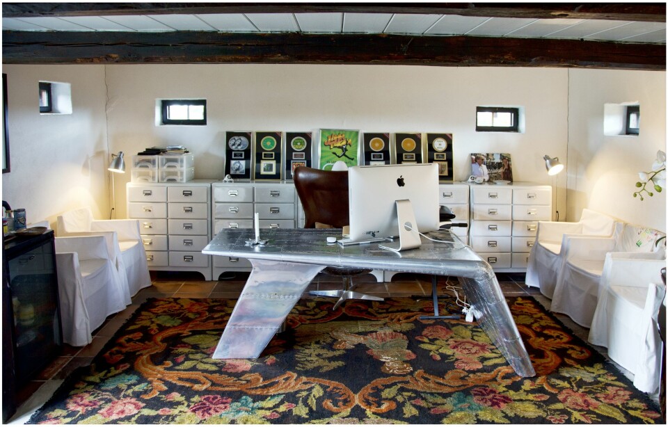 KONTOR: Boenhetene består av hele 10 rom, som kan ha mange bruksområder. Teigen hadde selvsagt eget kontor på eiendommen. Legg spesielt merke til det fargerike teppet, som står i fin kontrast til de lyse veggene.