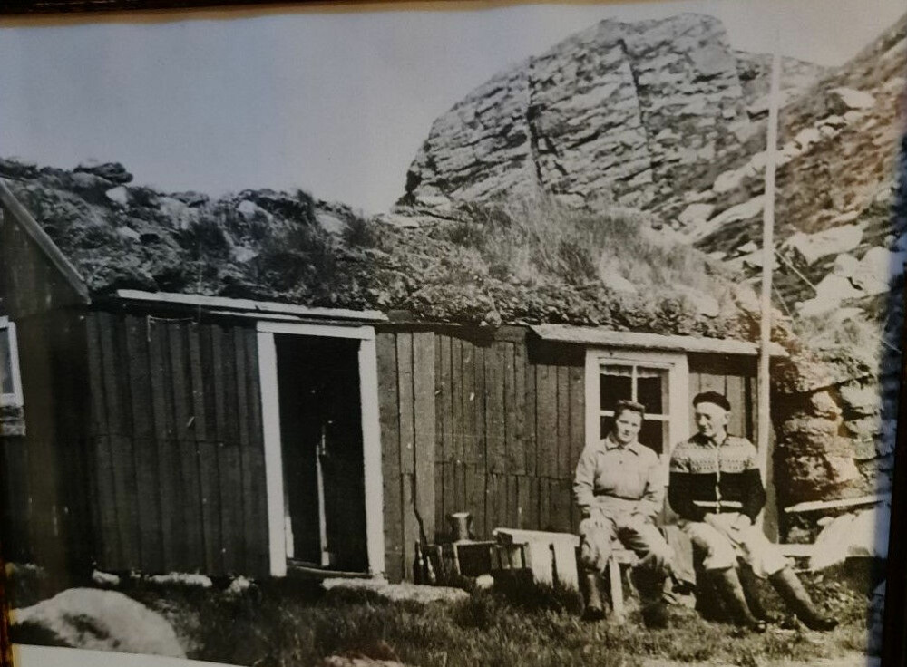 <b>FANGSTMANNS-LIV:</b> Einar og Torbjørg Thorsteinsen foran gammen de bodde ifra april til september hvert år. Herfra livnærte de seg på lundefangst. Gammen falt sammen i 1975.