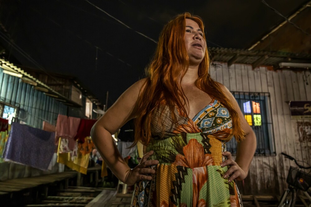 <b>SJEFEN:</b> Inês var min lokale guide i Vila Da Barca favelaen, og hun hadde autoritet. Damen snakket og alle lystret. Her er hun foran huset sitt.