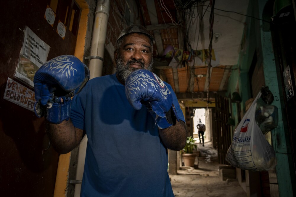<b>VIL HJELPE DE YNGSTE:</b> Bokseren Ineas ønsker å starte bokseklubb for de unge i Paraisópolis. Han tror dette vil hjelpe mange vekk fra en fremtid som narkobanditt. Her står han utenfor leilig­heten sin og skyggebokser.