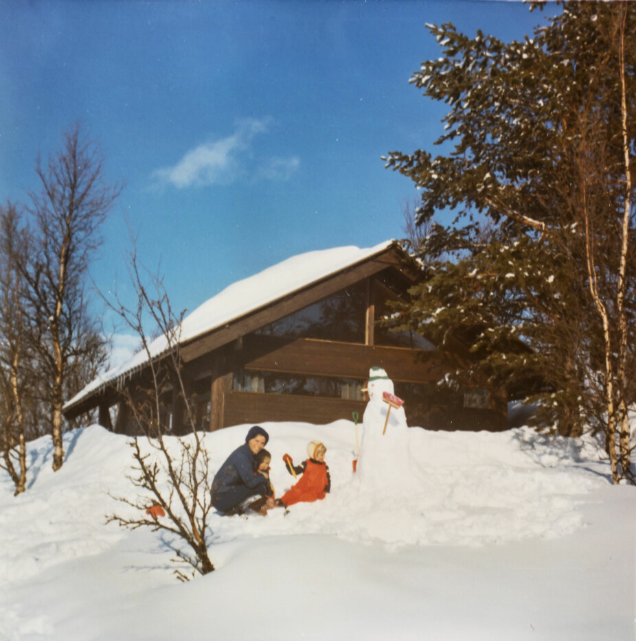 Hyttekosen besto av å bygge snømann på fine dager, blant annet. Foto: Privat