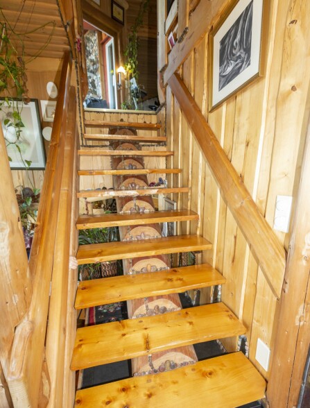 <b>SELVSNEKRET:</b> Denne trappen har Randi og Gorm laget sammen. Da får de det slik de vil, og det er noe fint symbolsk over det.