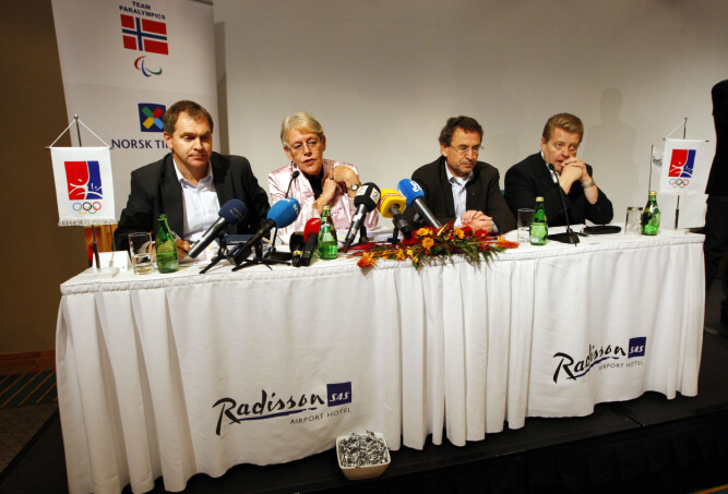 <b>UTLØSTE RASERI:</b> Norsk idretts toppledelse ved (f.v.) generalsekretær Inge Andersen, idrettspresident Tove Paule, nestleder Odd-Roar Thorsen og styrerepresentant Børre Rogn­lien fortalte i 2008 at de trakk søknaden om statsgaranti for et OL i Tromsø. Det var nok lurt, mener forskere.