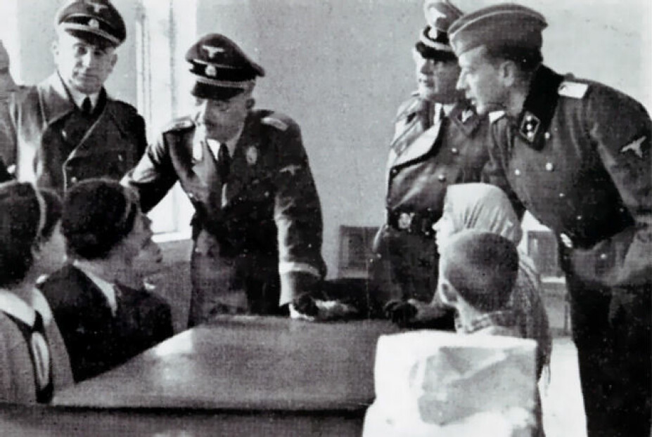 <b>KOLONI-HERRE: </b>Olav Fermann (t.h.) fikk i oppgave å for-berede norsk kolonisering av blant annet Ukraina. Under en forberedende reise poserte han med SS-sjef Heinrich Himmler og lokale barn.