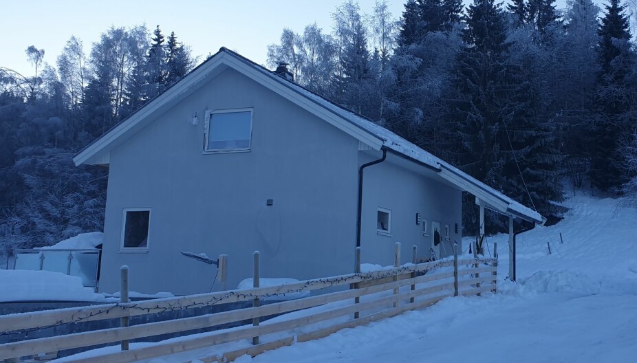 HUSET STÅR FORTSATT: Slik ser huset til Halvard og Solvor ut januar 2021. Etter at Otto var ferdig, valgte de å male huset lys grå, bare en nyanse mørkere en opprinnelige plater.