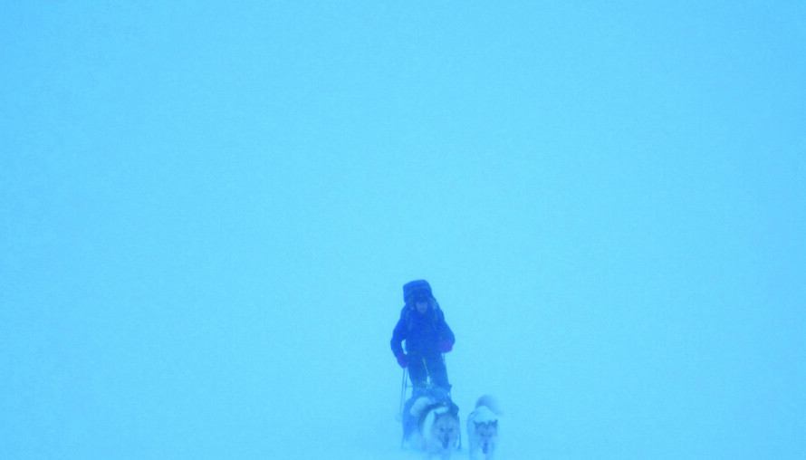 NAVIGER RIKTIG: Å navigere i fjellet, når man nesten ikke ser noen ting er noe av det mest krevende man kan gjøre.