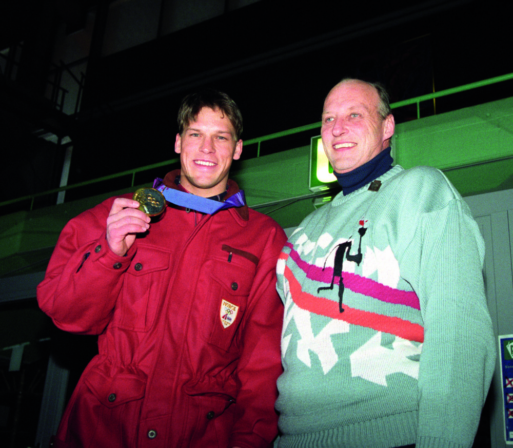 <b>FOLKEHELT:</b> Kong Harald gratulerer Johann med ett av sine tre OL-gull som han vant på hjemmebane i 1994.