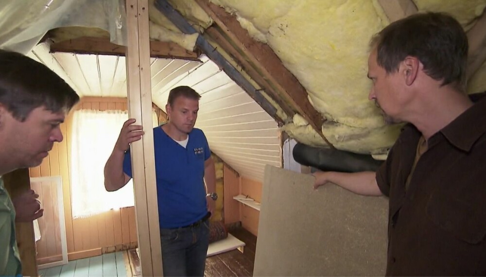 SINNASNEKKER'N PÅ BESØK; Bruce (t.v.) og Svenne (t.h.) hadde "møtt veggen" i det gamle huset. Heldigvis dukket Otto "Sinnasnekker'n" Robsahm opp på Drag ved Tysfjorden. SINNASNEKKER'N PÅ BESØK; Bruce (t.v.) og Svenne (t.h.) hadde "møtt veggen" i det gamle huset. Heldigvis dukket Otto "Sinnasnekker'n" Robsahm opp på Drag ved Tysfjorden.